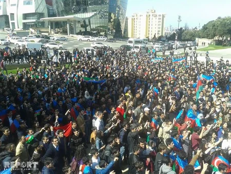 Bakıda minlərlə gənc Əsgər irəli! şüarı ilə yürüş keçirib - VİDEO