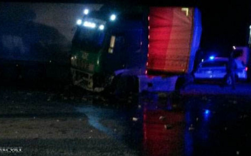 Yevlaxda Türkmənistana gedən yük maşını qəzaya uğrayıb - FOTO