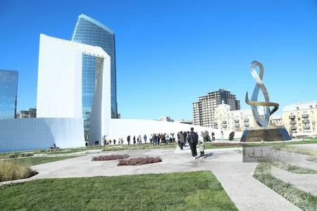 Azərbaycan xalqı Zəfər parkını ziyarət edir - FOTOREPORTAJ