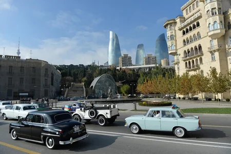 Bakıda Dövlət Bayrağı Günü münasibətilə klassik avtomobillərin paradı keçirilib - FOTOREPORTAJ