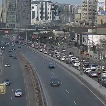 Bakının bir sıra yollarında tıxac yaranıb - SİYAHI