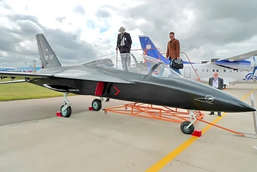 Russia's new fighter plane has backward wings - VIDEO