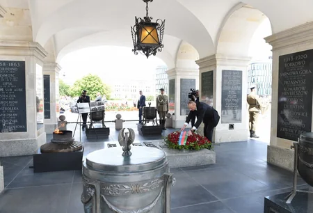 Prezident İlham Əliyev Varşavada “Naməlum əsgər” abidəsini ziyarət edib