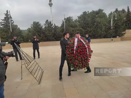 TDT-nin Bakı-Şuşa forumunun iştirakçıları Fəxri və Şəhidlər xiyabanlarını ziyarət ediblər