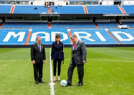 Перес подарил Порошенко футболку Реала с первым номером