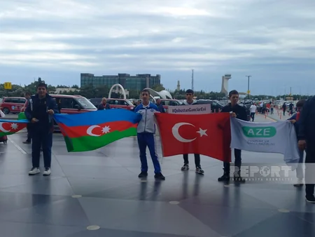 Dünya çempionatında üç medal qazanan Azərbaycan ağırlıqqaldıranı Vətənə qayıdıb