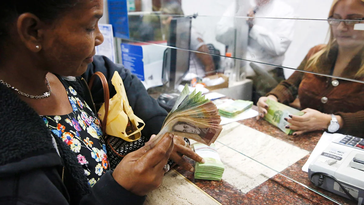 Inflation in Venezuela nears 3,000%