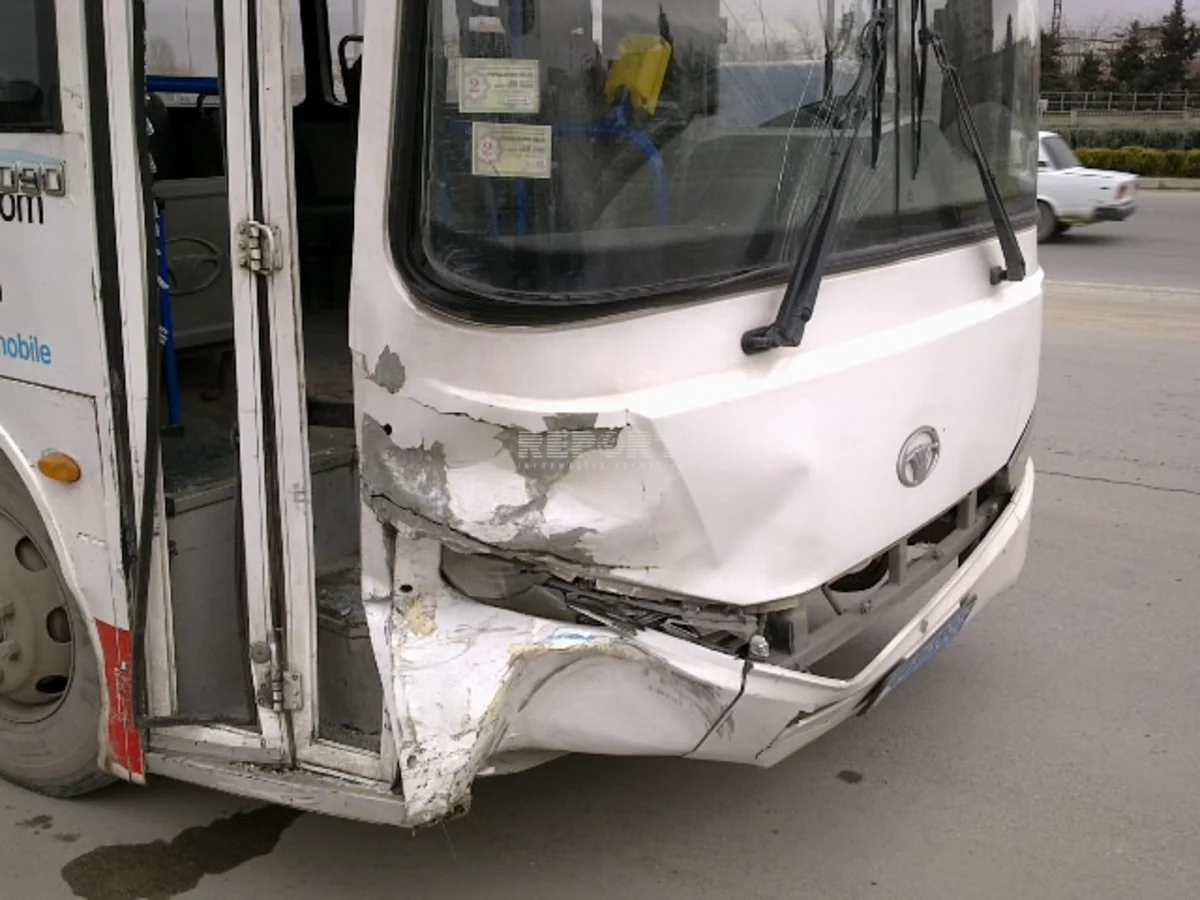 Bakıda daha bir marşrut avtobusu qəza edib