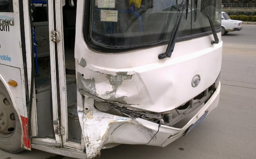 Bakıda daha bir marşrut avtobusu qəza edib