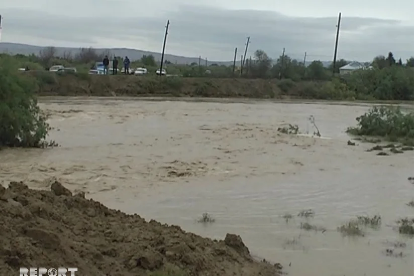 Hacıqabulda Pirsaat su anbarında suyun səviyyəsi qalxıb, fərdi təsərrüfatlara ziyan dəyib - FOTO