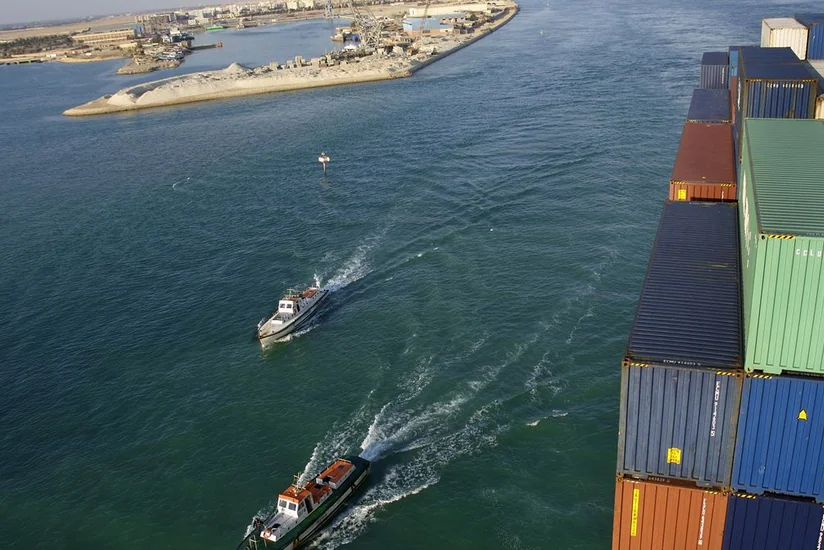 Süveyş kanalında yük gəmisi saydan çıxarılıb