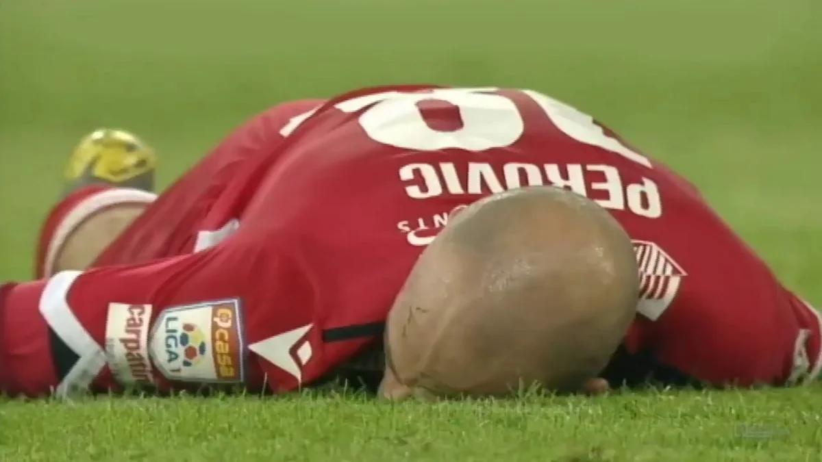 Dinamonun futbolçusu oyunda ağır zədə aldı - VİDEO