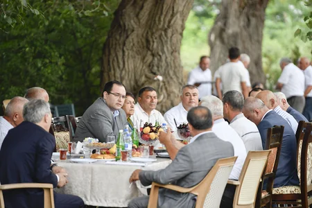 Məcnun Məmmədov Xaçmazda taxıl biçinini izləyib, fermerlərlə görüşüb