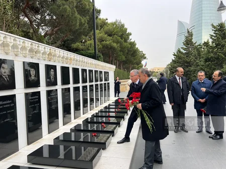 Türkiyəli nazir Fəxri və Şəhidlər xiyabanlarını ziyarət edib - YENİLƏNİB