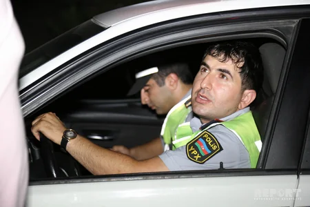 Bakıda yol polisi xəstə sərnişini ölümdən xilas edib - FOTO