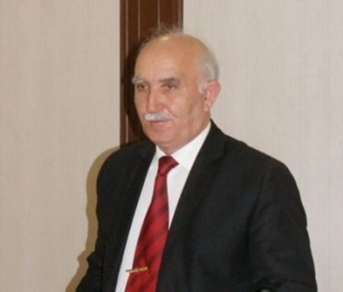 Prokuror tanınmış jurnalistin atasını avtomobillə vuraraq öldürən şəxsə cəza istəyib