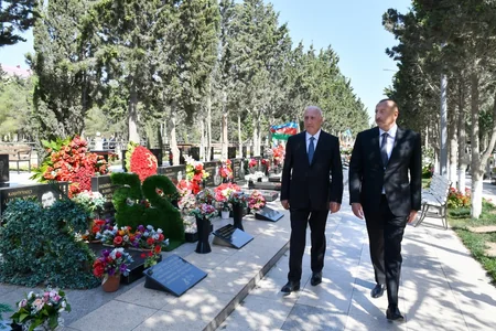 Dövlət başçısı Sumqayıtda Şəhidlər xiyabanında olub
