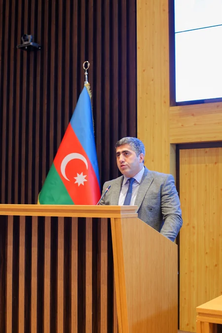 Yeni klinikada gənc kadrlarla görüş keçirildi