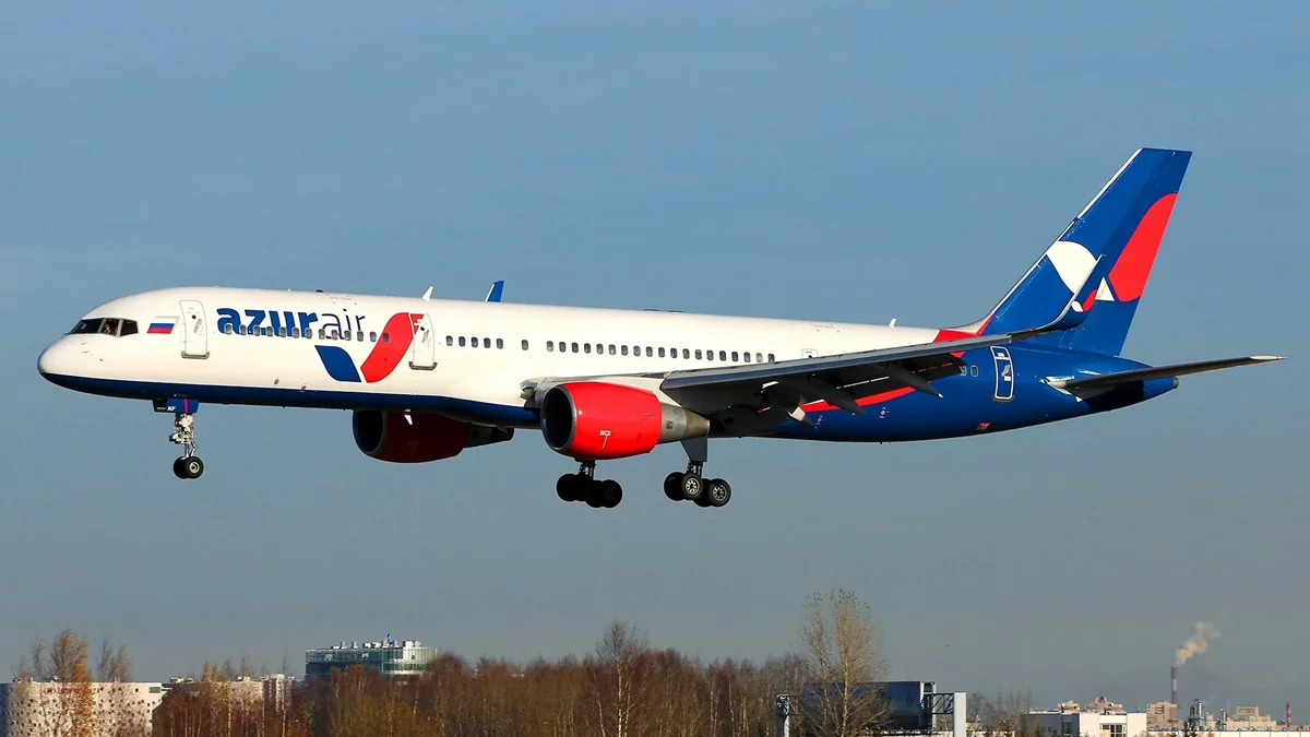 Застрявших в Египте российских туристов вывезут в Москву рейсом Azur Air