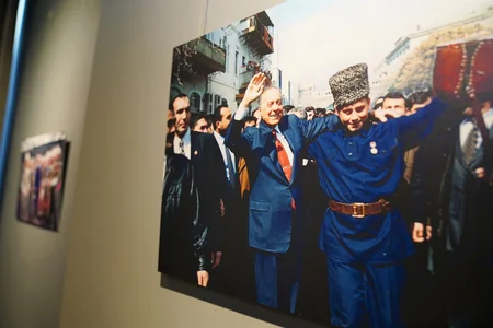 Heydər Əliyevin xatirəsinə həsr olunmuş fotosərgi keçirilib
