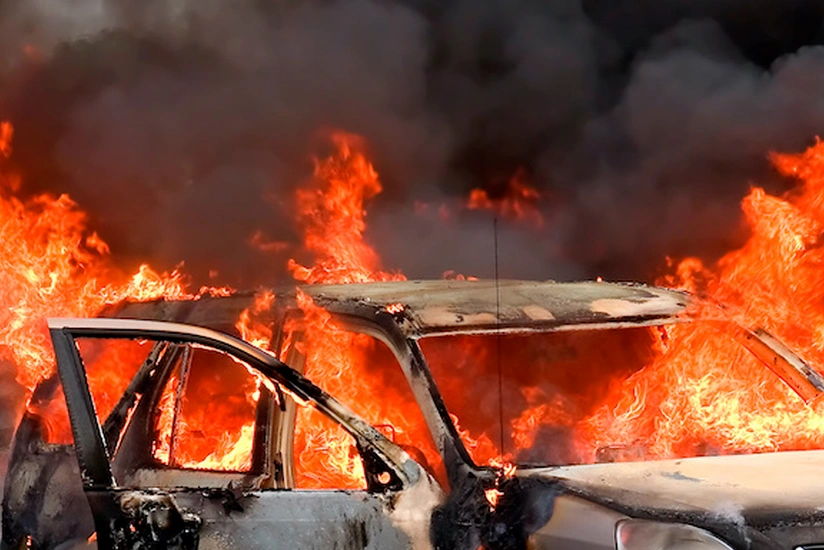 Şəmkirdə avtomobil yanaraq yararsız hala düşüb