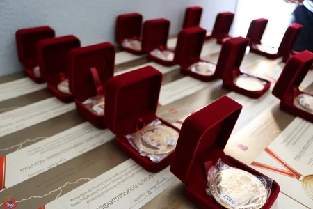 Gürcüstanda azərbaycanlı məzunlara qızıl və gümüş medallar təqdim olunub