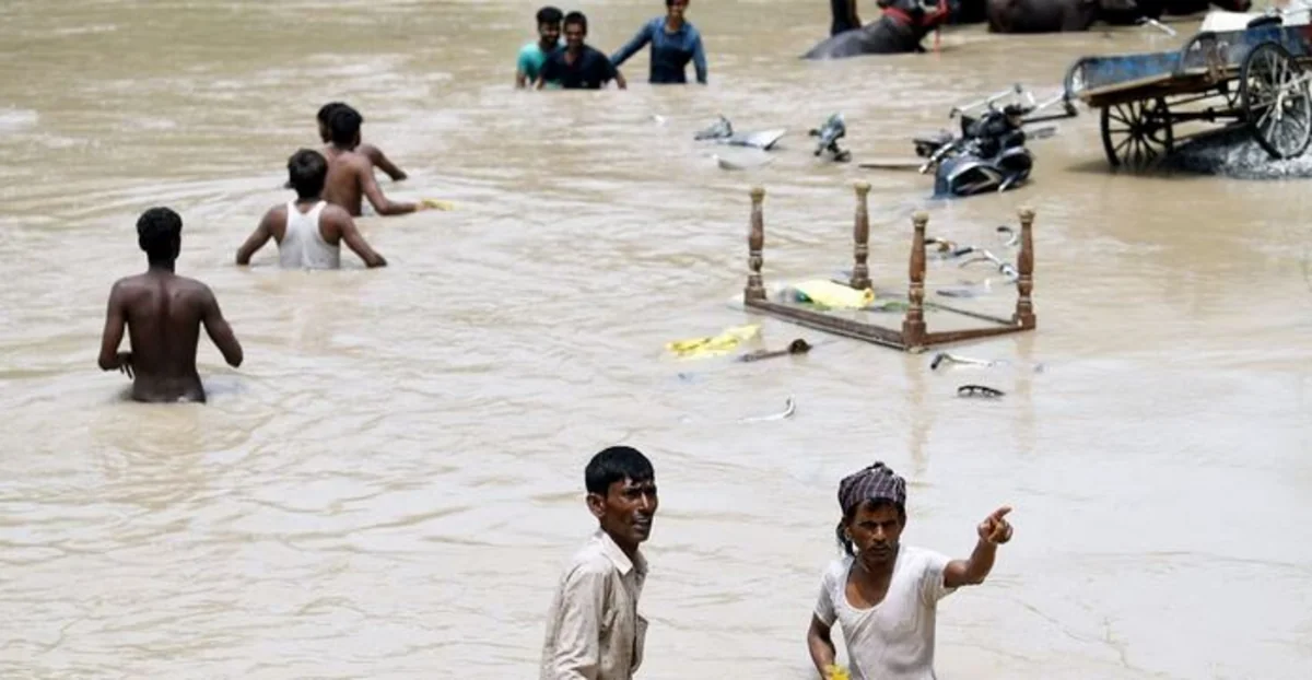 Dehlidə çay məcrasını aşıb, 24 minə yaxın insan təxliyə edilib