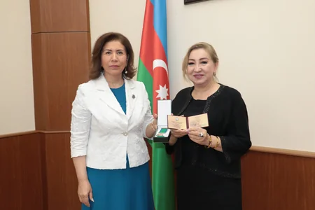 Bahar Muradova “Tərəqqi” medalı ilə təltif olunan qadınların mükafatlarını təqdim edib
