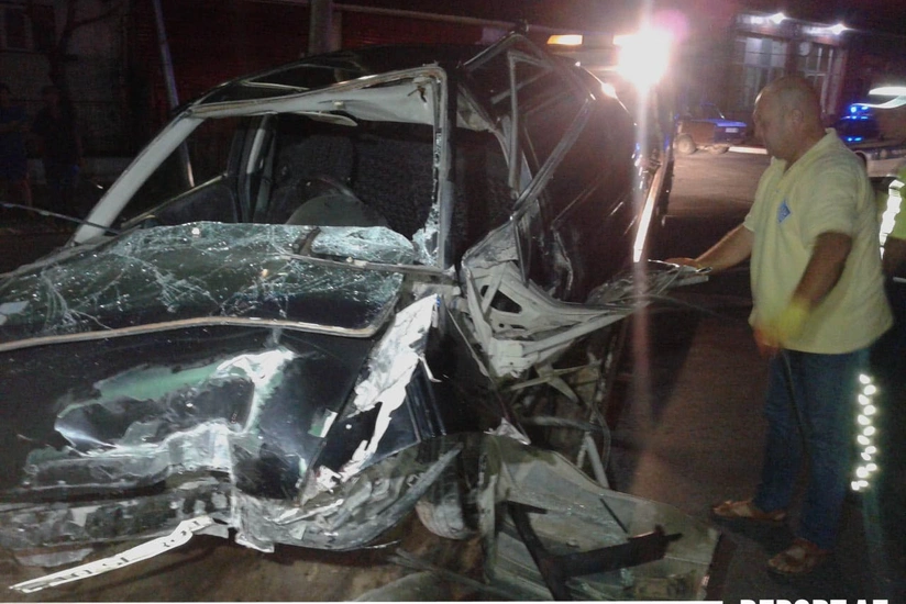 В Гахе автомобиль врезался в стену, есть пострадавшие