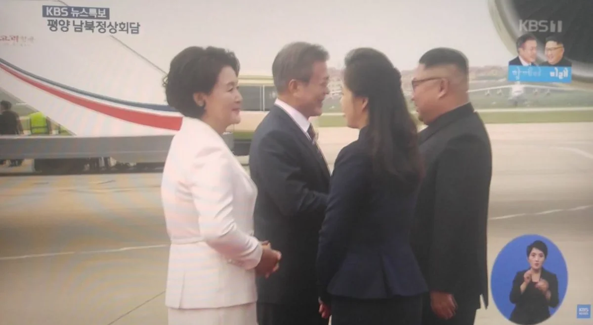 Kim Çen In Cənubi Koreya prezidentini hava limanında özü qarşılayıb - VİDEO