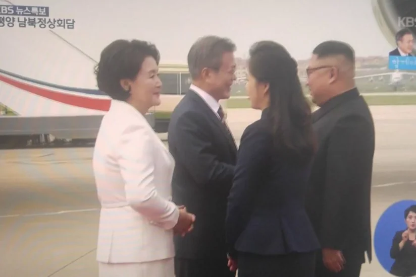Ким Чен Ын лично встретил Мун Чжэ Ина в аэропорту - ВИДЕО