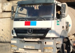 Şirvanda yük avtomobili dəmir yolu ötürücüsündə aşırımlara ilişərək qalıb  - VİDEO