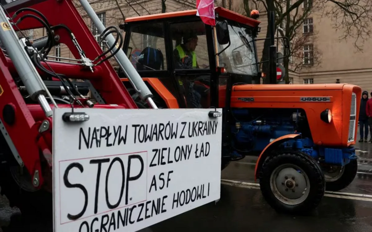 Протестующие фермеры забросали яйцами здание канцелярии польского премьера