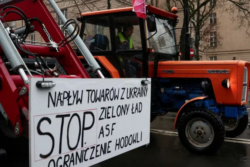 Протестующие фермеры забросали яйцами здание канцелярии польского премьера