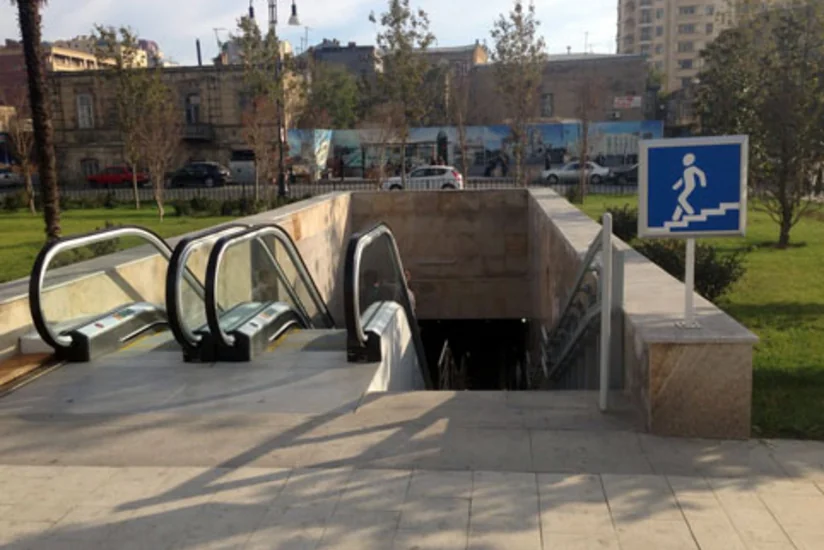 Azərbaycan Universitetinin tələbəsi piyada keçidində yıxılaraq ağır xəsarət alıb