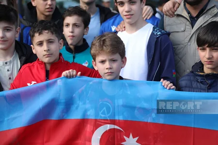 Dünya Kubokunda qızıl medal qazanan Azərbaycan gimnastı Vətənə qayıdıb