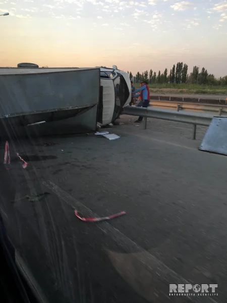 Yevlaxda qarpız daşıyan yük maşını aşaraq yolu kəsib - FOTO