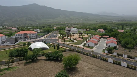 İlham Əliyev və Mehriban Əliyeva Xocalı şəhərinə köçən sakinlərlə görüşüblər - YENİLƏNİB