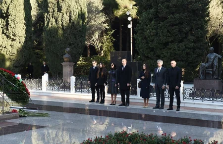 Prezident İlham Əliyev ümummilli lider Heydər Əliyevin məzarını ziyarət edib