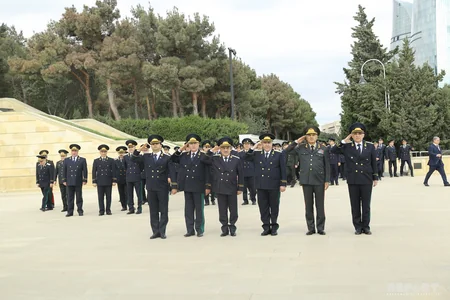 Prokurorluq işçiləri Fəxri və Şəhidlər xiyabanlarını ziyarət ediblər