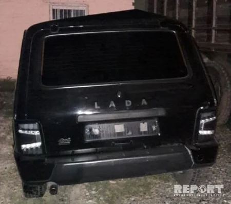 Автомобиль снес фонарный столб и врезался в дерево в центре Азербайджана - ФОТО