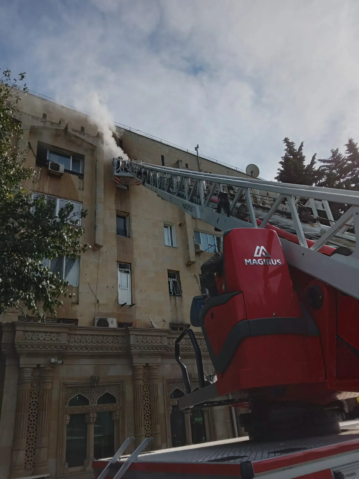 Bakıda çoxmərtəbəli yaşayış binasıda yanğın olub