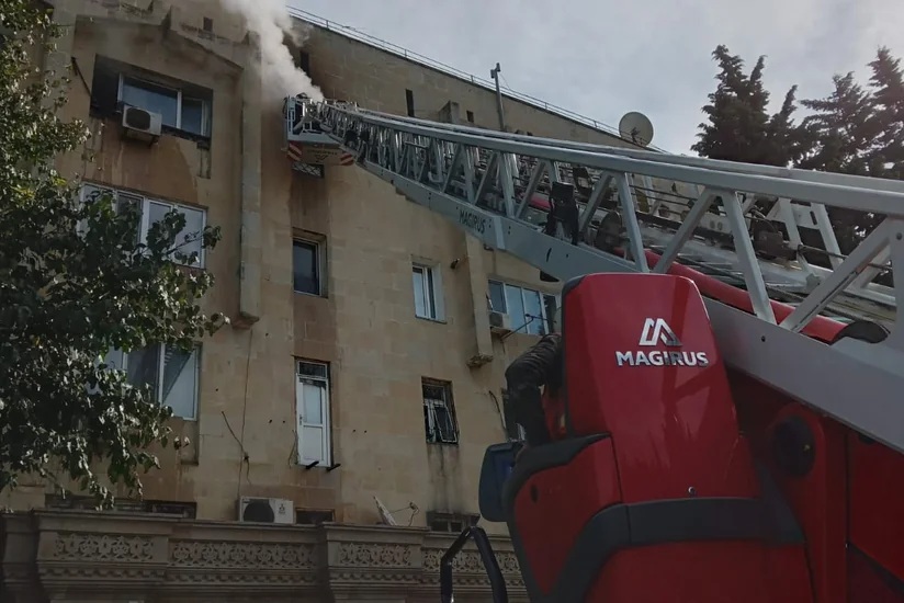 В Баку в многоэтажном жилом доме произошел пожар