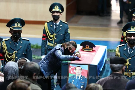 Azərbaycan Qaraheybət şəhidləri ilə vidalaşır - FOTOREPORTAJ