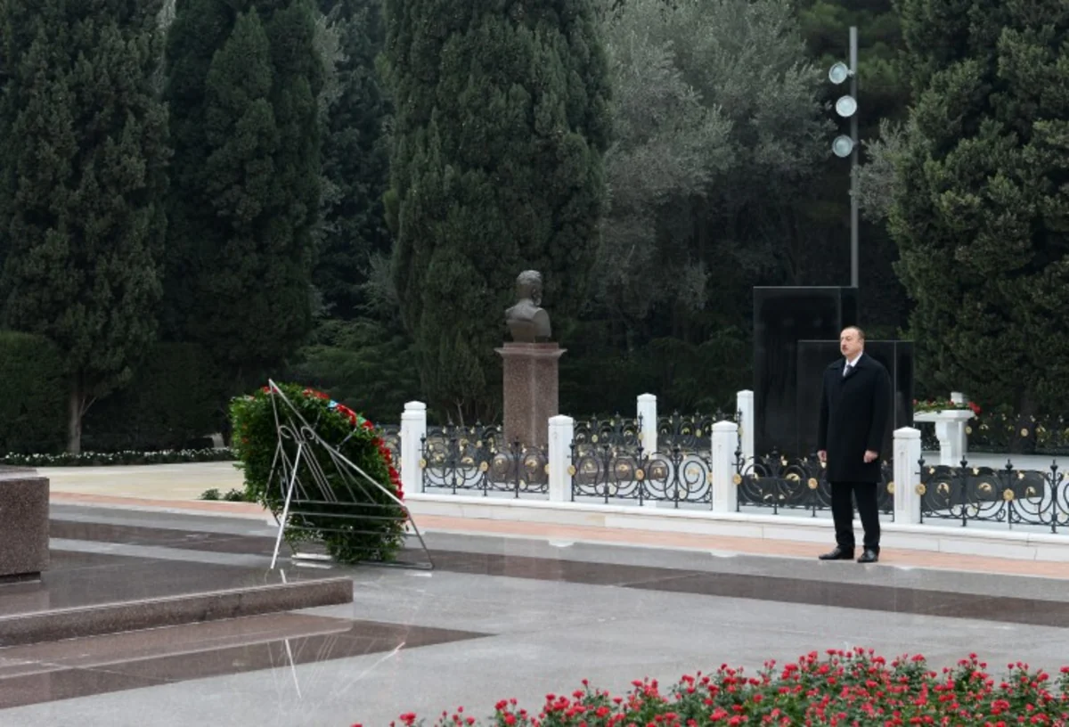 Prezident İlham Əliyev ümummilli lider Heydər Əliyevin məzarını ziyarət edib