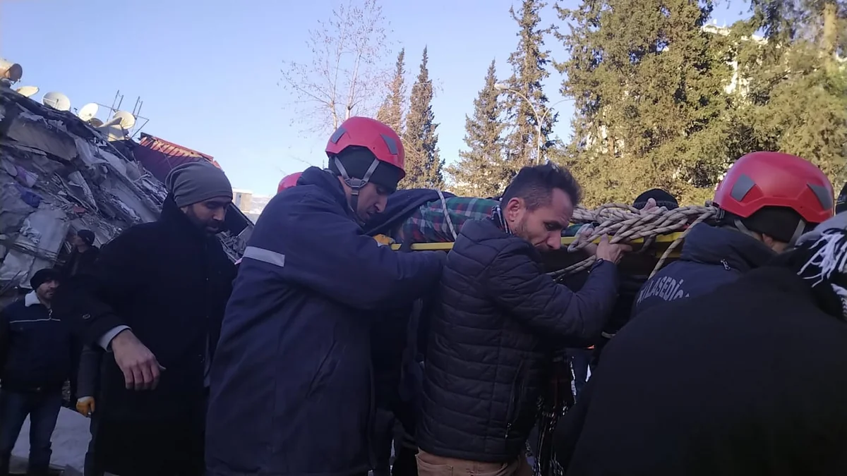 Azərbaycanın xilasediciləri dağıntılar altından daha bir qadını sağ çıxarıb