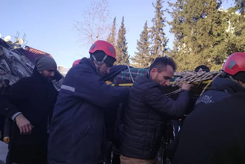 Азербайджанские спасатели в Турции спасли из-под завалов еще одну женщину