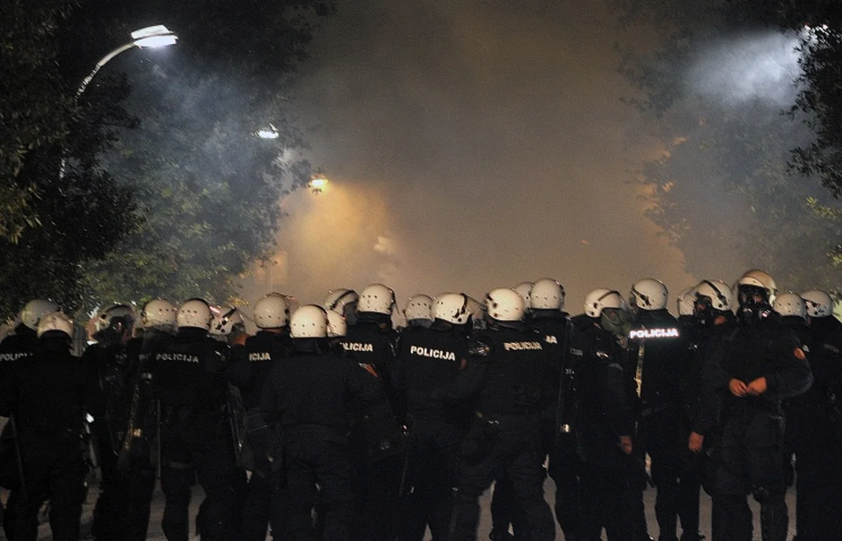 ​Podqoritsada nümayişçilər ilə polis arasında toqquşma olub, yaralılar var