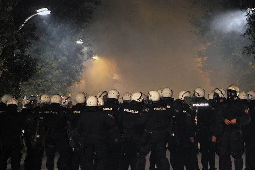 ​Podqoritsada nümayişçilər ilə polis arasında toqquşma olub, yaralılar var