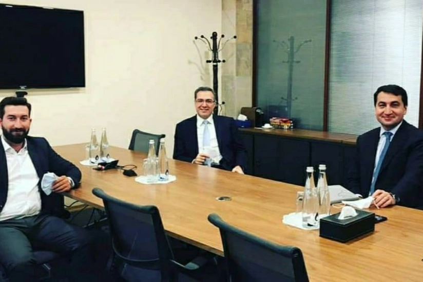 Prezidentin köməkçiləri tanınmış videoblogerlə görüşdü